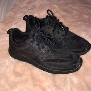 All black nike roshe